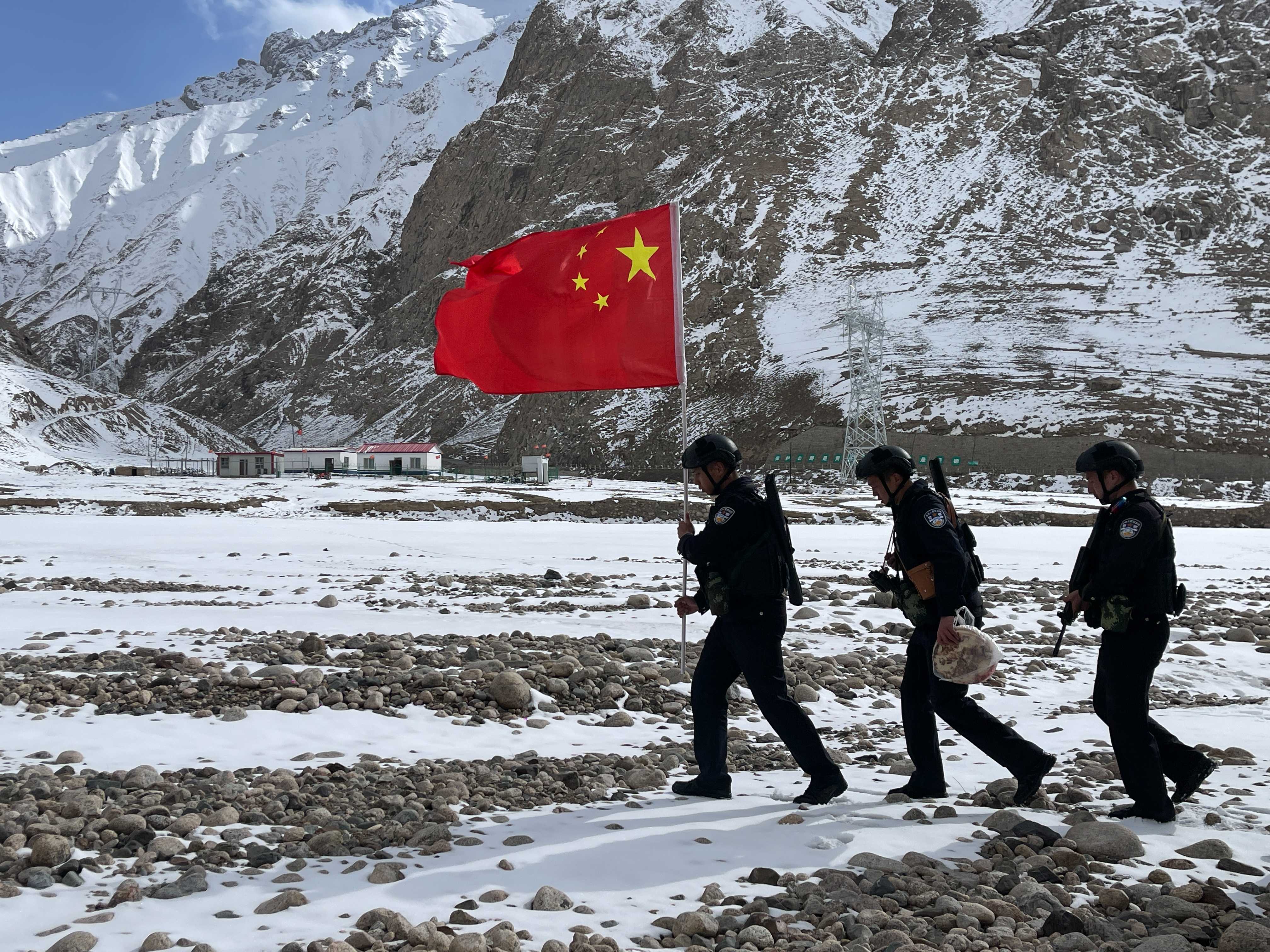 庫(kù)地邊境檢查站移民管理警察踏雪巡邏。人民網(wǎng) 周靜圓攝