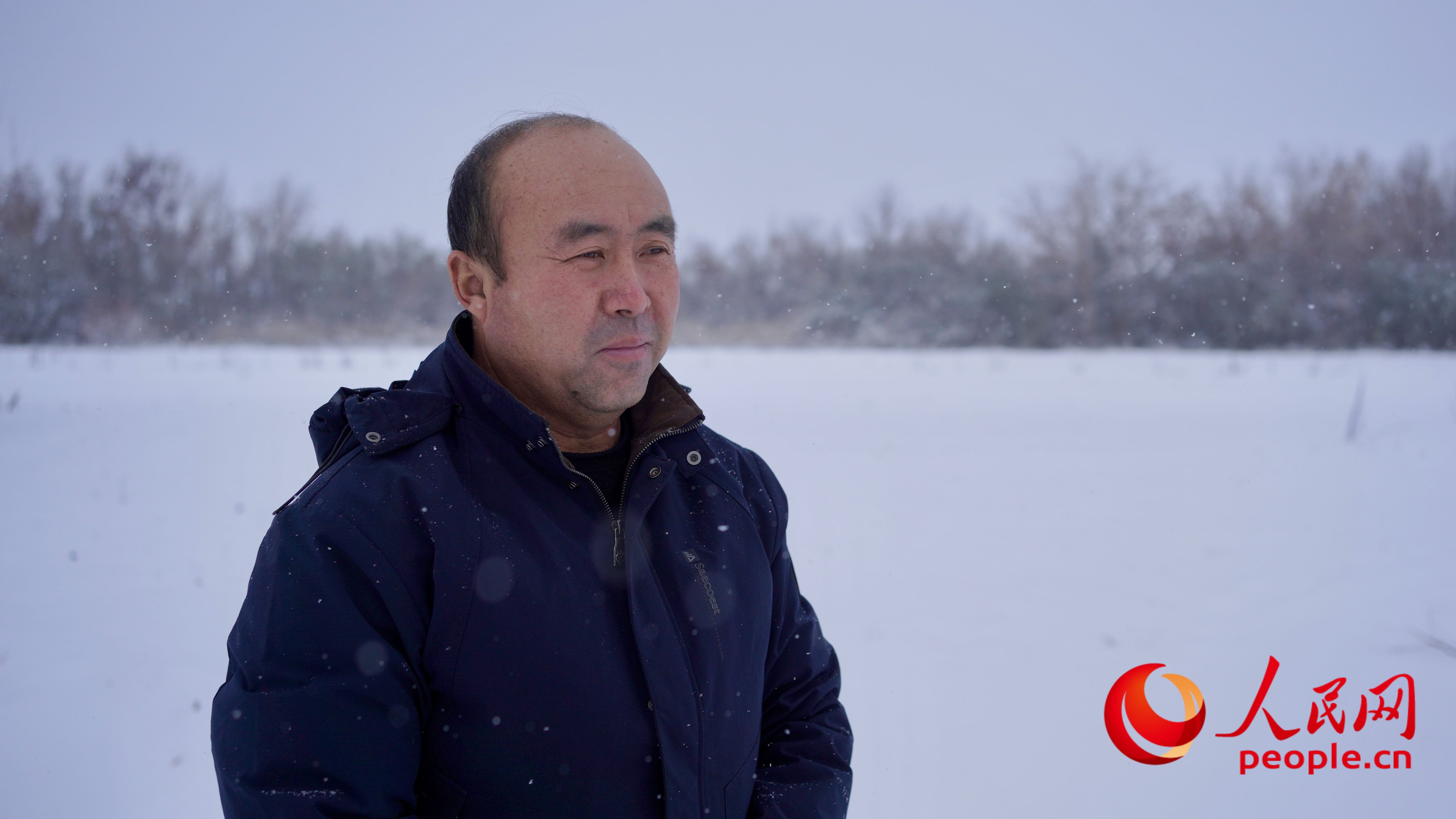 馬曉華回憶當(dāng)年和父親一起種樹的情形，滿是懷念。人民網(wǎng) 周靜圓攝