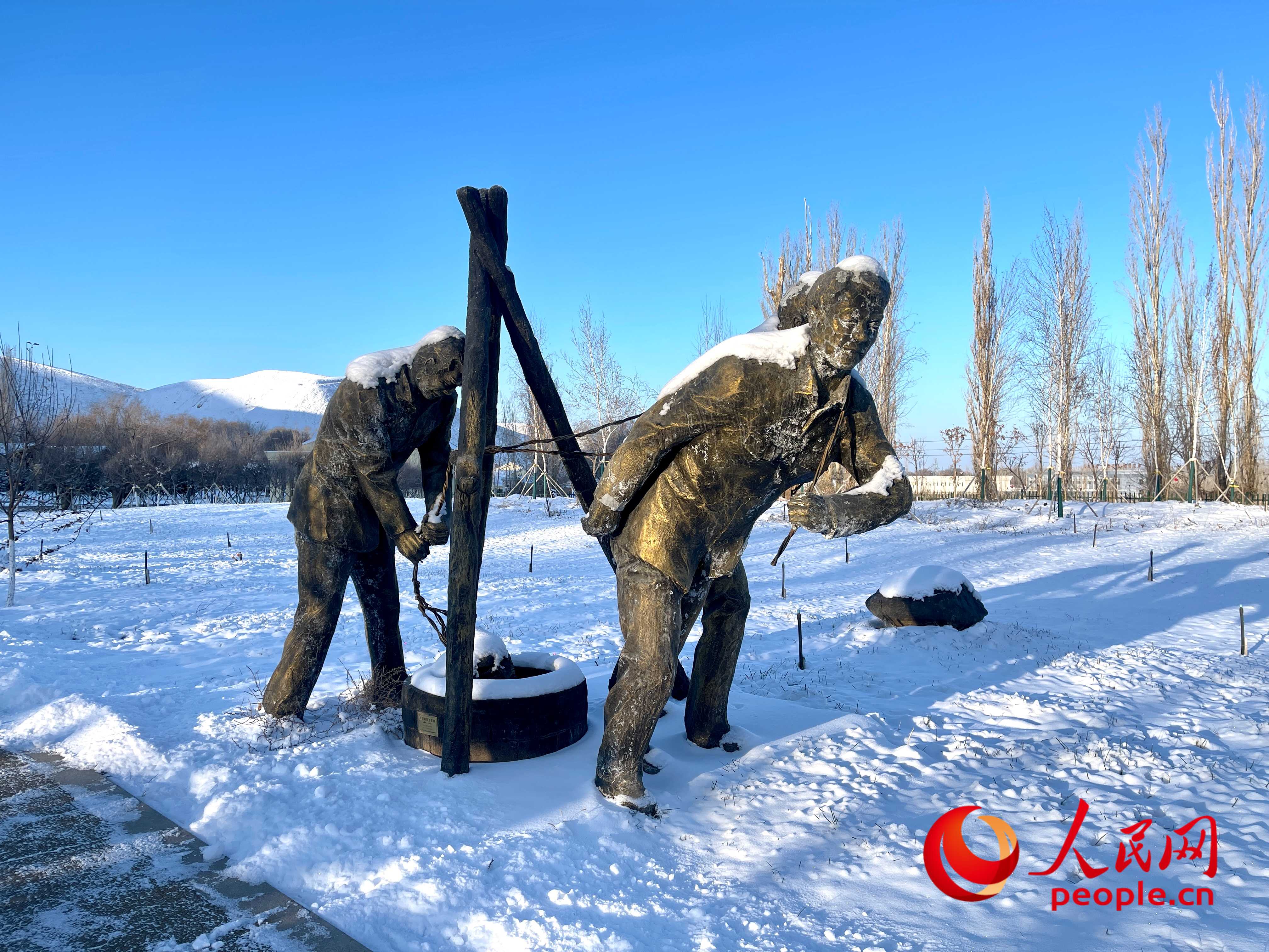 在軍墾第一連里，一組雕像展現(xiàn)了當(dāng)時(shí)戰(zhàn)士們?nèi)斯ご蚓畷r(shí)的情形。人民網(wǎng) 周靜圓攝