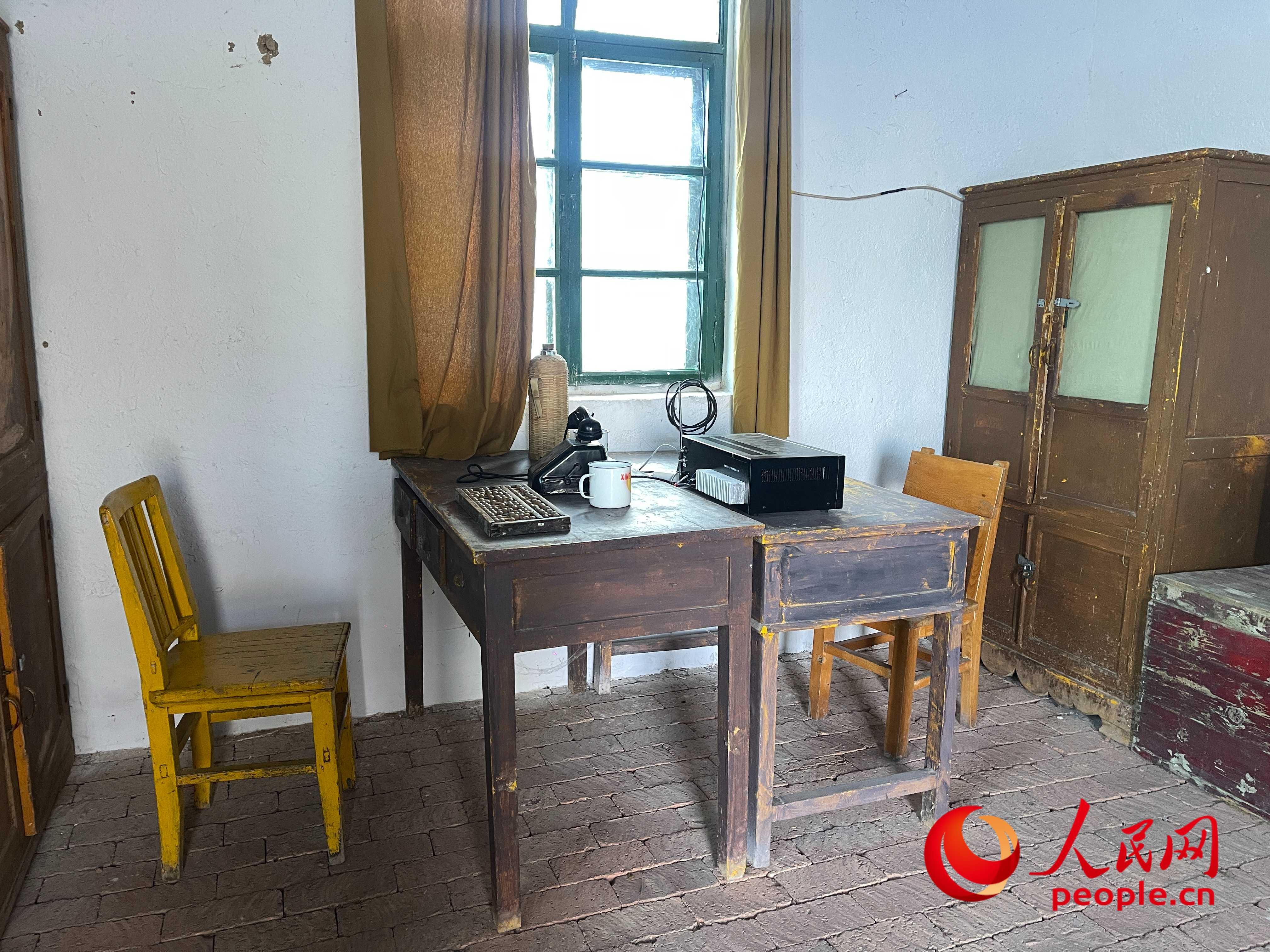 軍墾第一連的展館里，有一處場(chǎng)景復(fù)原了當(dāng)時(shí)的廣播室。人民網(wǎng) 周靜圓攝