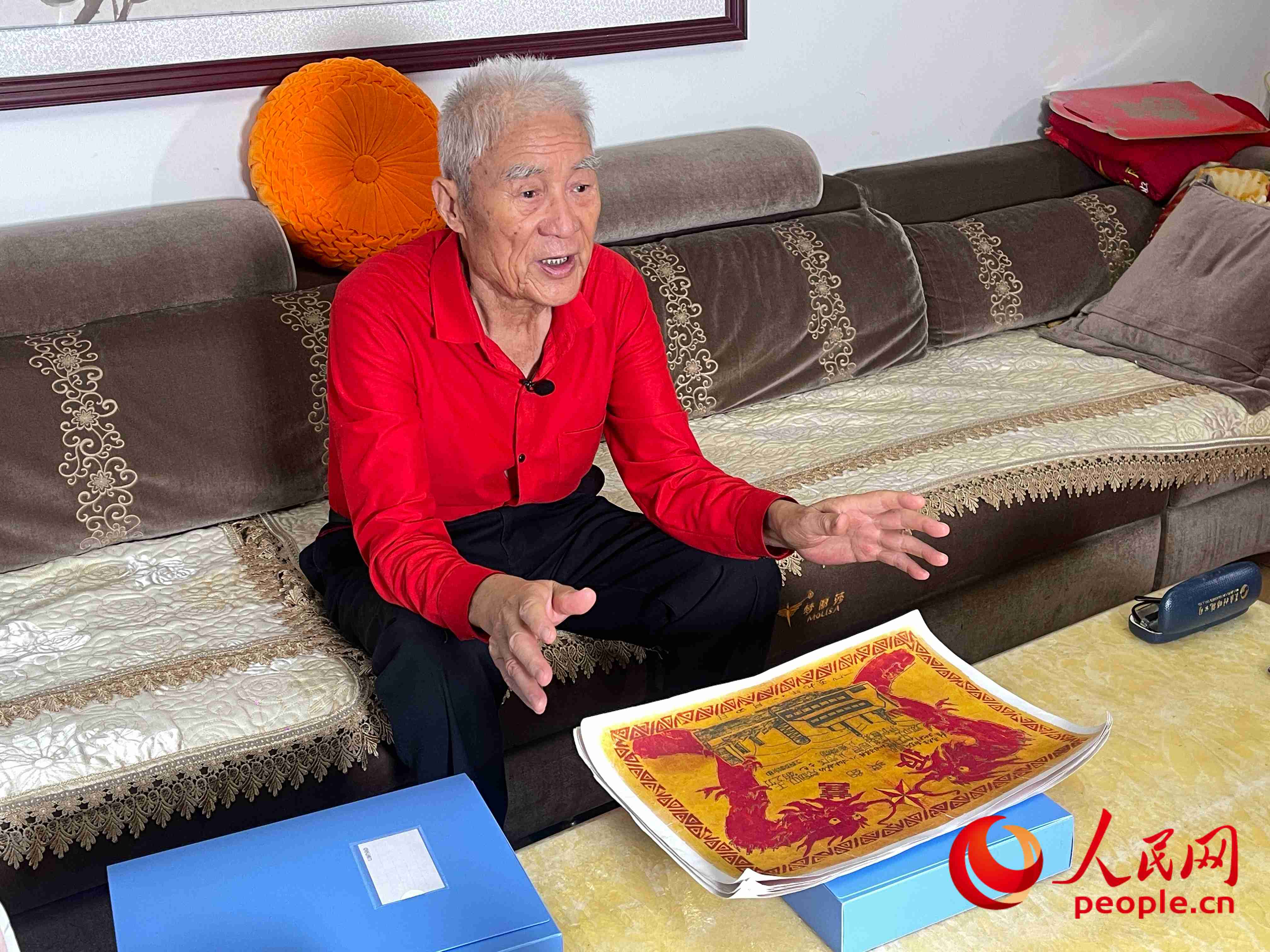 馬太生向采訪團講述自己獲得獎狀的經(jīng)歷。人民網(wǎng) 周靜圓攝
