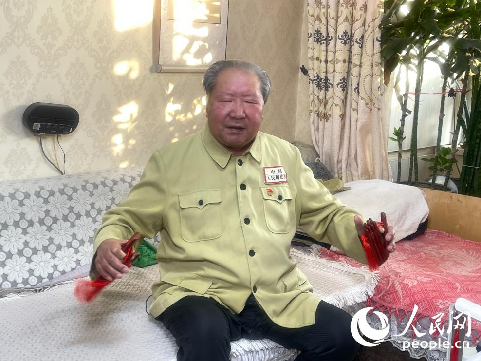 胡友才表演快板。人民網(wǎng) 周靜圓攝