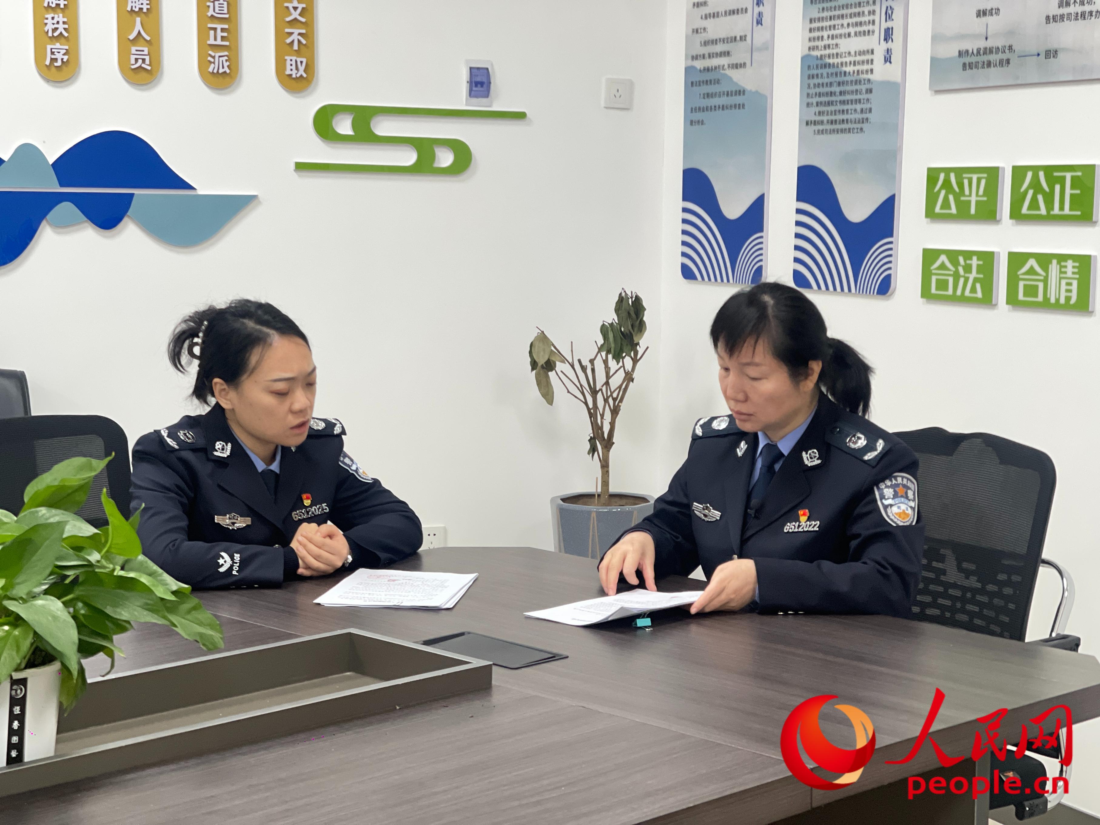 魏云（右一）和同事討論工作。人民網 周靜圓攝