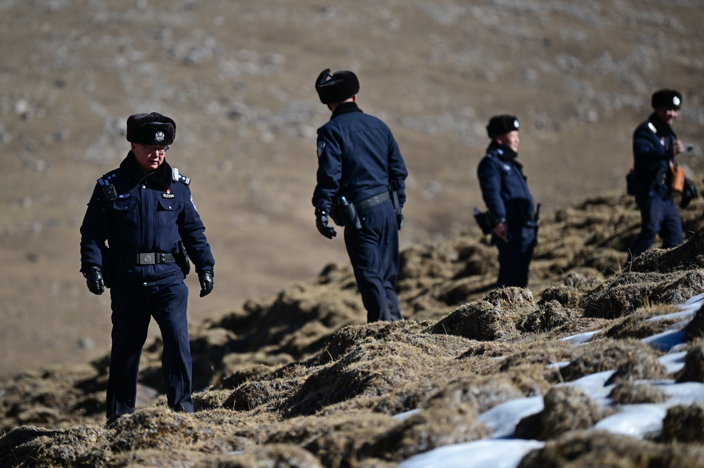 1月9日,大通回族土族自治縣公安局北川河源區(qū)國家級自然保護區(qū)生態(tài)警務(wù)室民警蘇黎(左一)在巡邏。