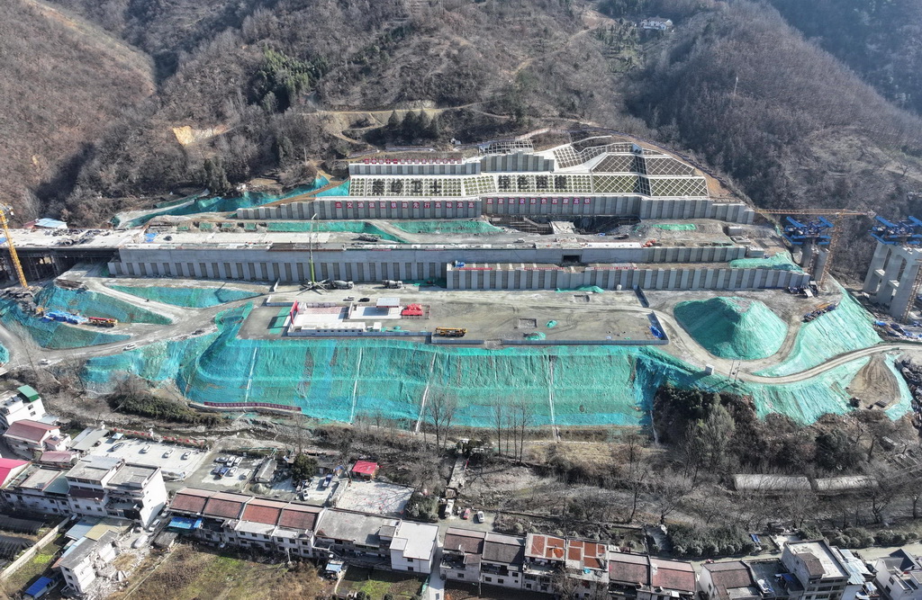 1月26日拍攝的建設(shè)中的西康高鐵鎮(zhèn)安西站(無人機(jī)照片)。