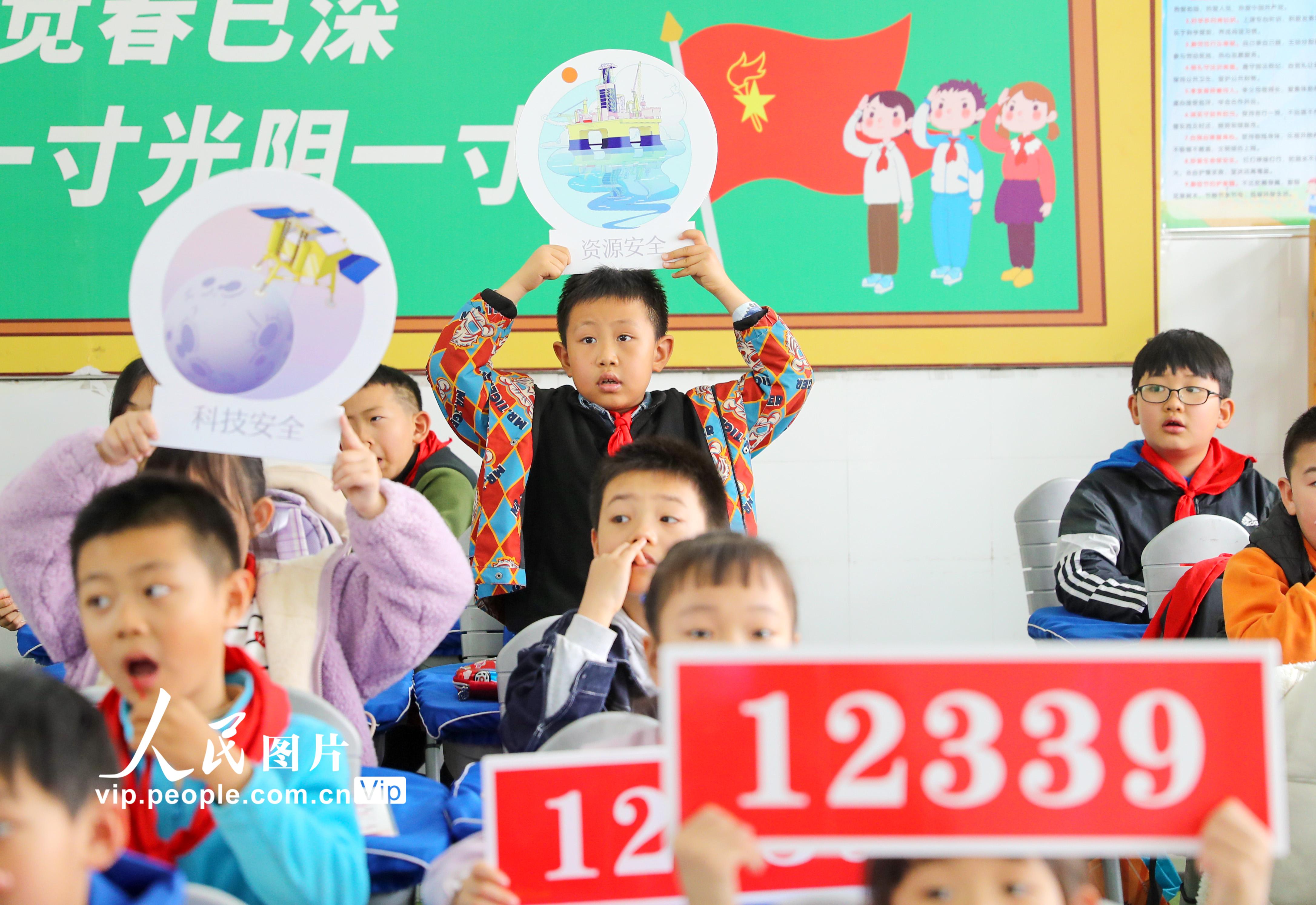 4月12日,在安全教育課上,青島西海岸新區(qū)珠江路小學的小學生認真聽講。