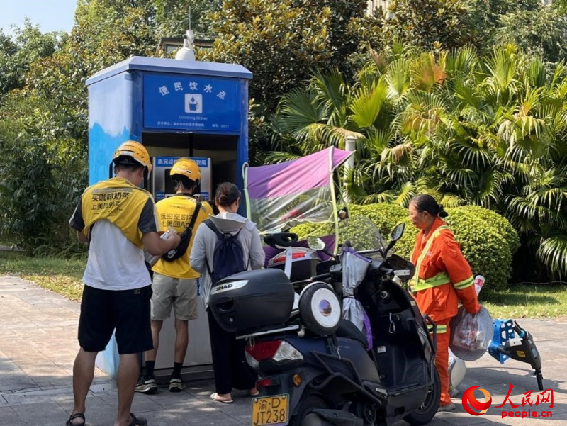9月5日，正在“0011”號(hào)便民飲水點(diǎn)排隊(duì)接水的市民。周小平攝