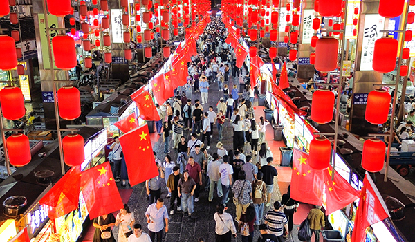 國慶臨近，河南省洛陽市老城歷史文化街區(qū)裝扮一新，國旗招展，處處洋溢著濃厚的國慶節(jié)日氛圍。來源：人民圖片網(wǎng)