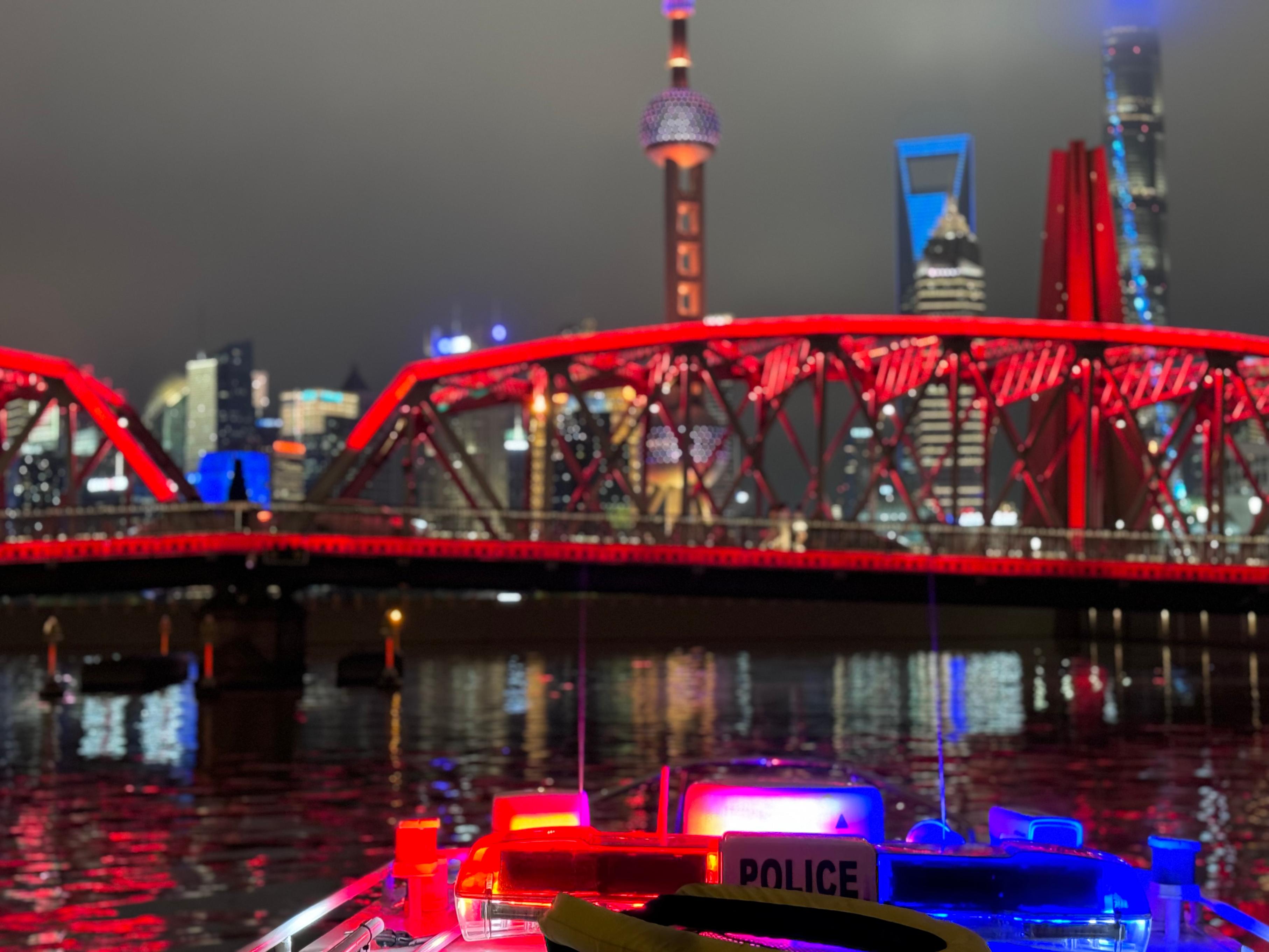 公安艇夜間巡邏。人民網(wǎng)記者 郝萍攝