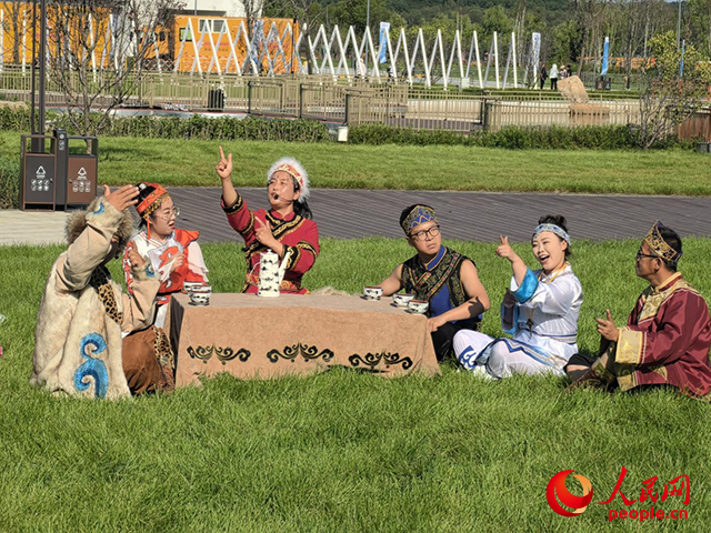 四排赫哲風(fēng)情旅游園區(qū)的演員演繹赫哲族民俗風(fēng)情。人民網(wǎng) 尚城攝