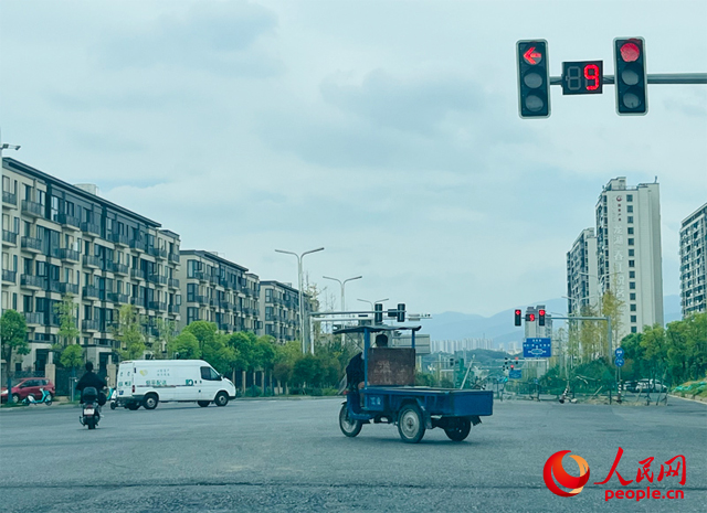 長富大道與文化中心東路三岔路口車輛混行（9月19日拍攝）。人民網(wǎng)記者 帥筠攝