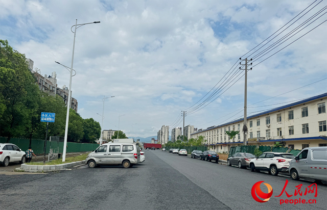 麗水佳園小區(qū)入口外及長富大道上停滿了車輛。人民網(wǎng)記者 邱燁攝