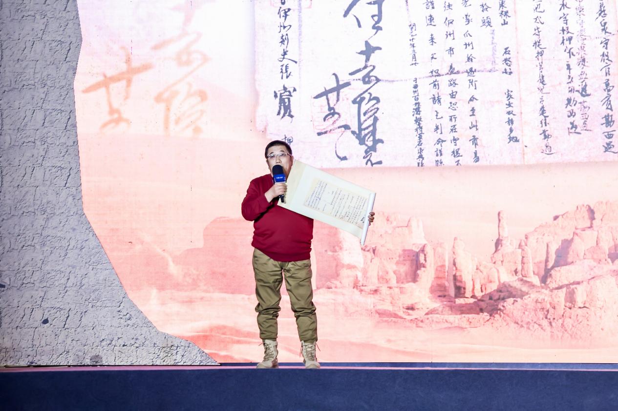 徐東良在“何以中國(guó)·五星出東方”網(wǎng)絡(luò)主題宣傳活動(dòng)現(xiàn)場(chǎng)演講。人民視頻供圖