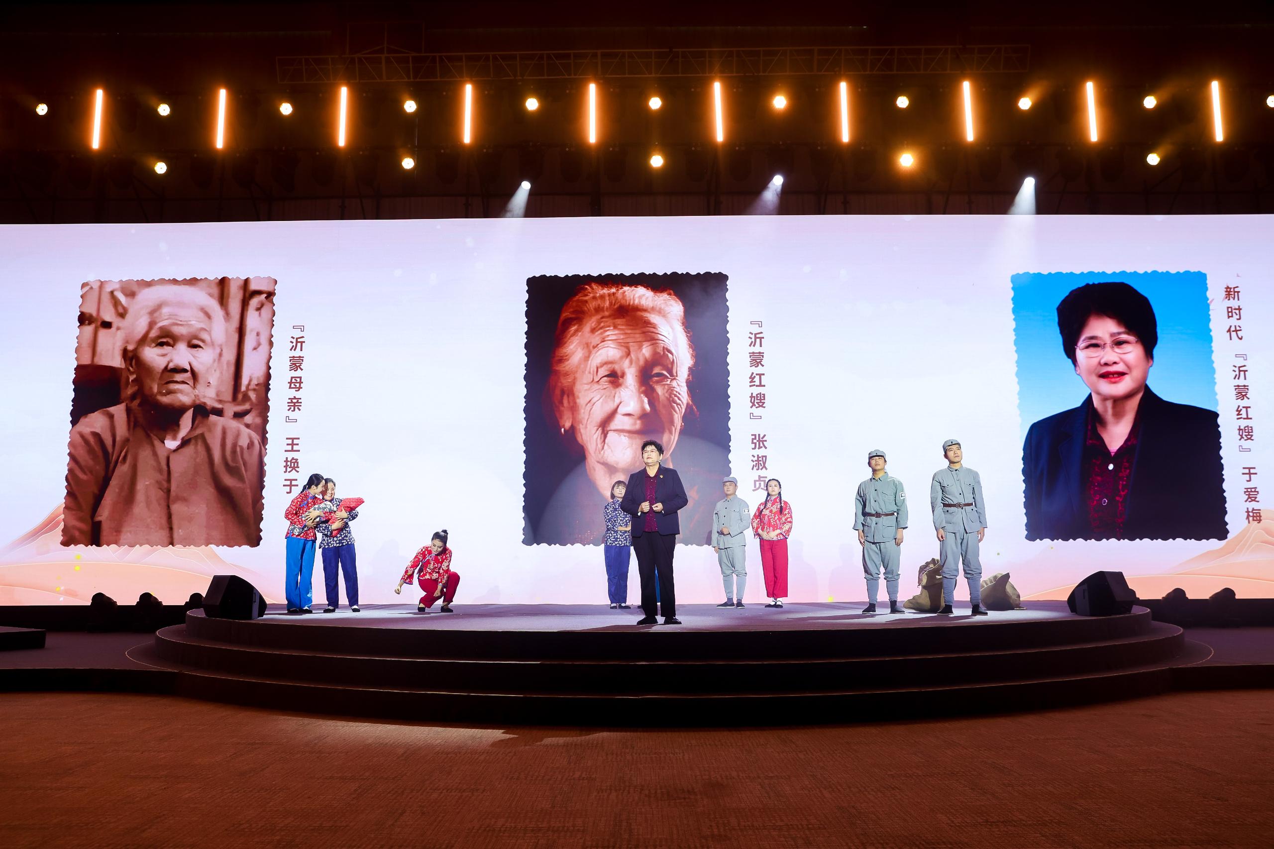 “何以中國·弦歌不輟”網(wǎng)絡(luò)主題活動現(xiàn)場，于愛梅講述“沂蒙紅嫂”的故事。人民視頻供圖。