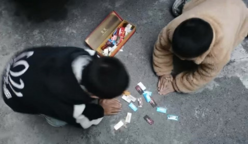 拍煙卡游戲。受訪者供圖
