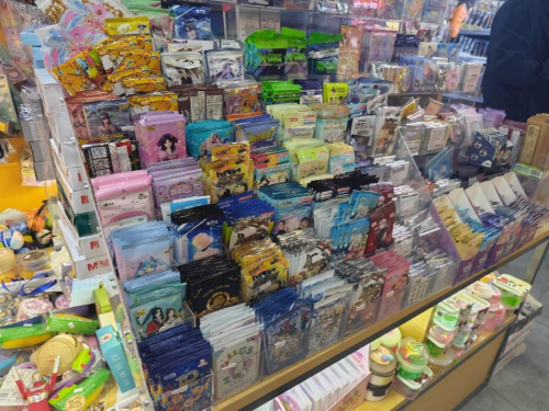 北京某文具店卡牌盲盒柜臺，未設(shè)相關(guān)提醒。人民網(wǎng)記者 黃鈺攝