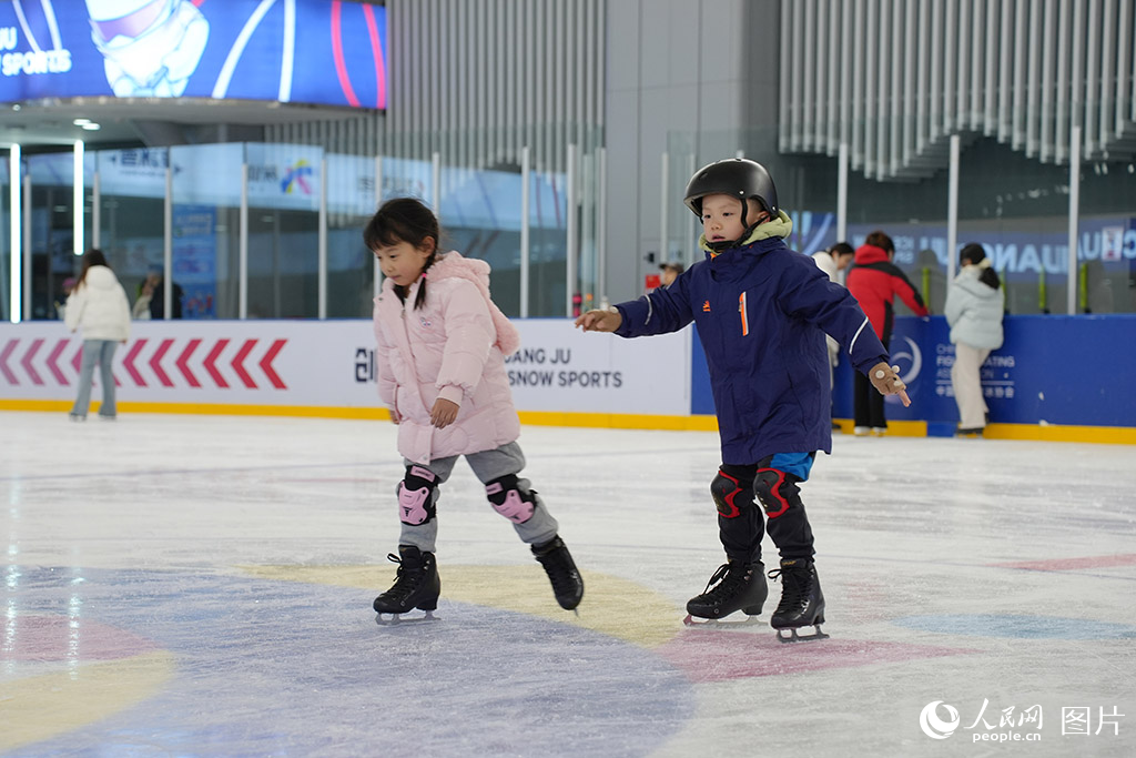 12月14日，西安市高新實驗小學(xué)花樣滑冰社團的學(xué)生們在冰場上進行訓(xùn)練。人民網(wǎng)記者 李志強攝