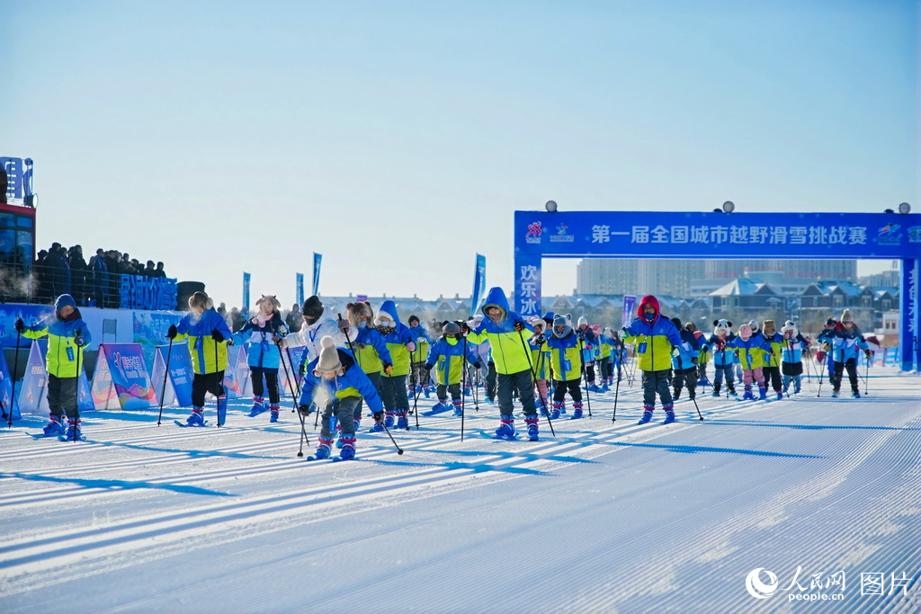 12月21日，第一屆全國(guó)城市越野滑雪挑戰(zhàn)賽在內(nèi)蒙古自治區(qū)呼倫貝爾市舉行。人民網(wǎng)記者 齊浩男攝