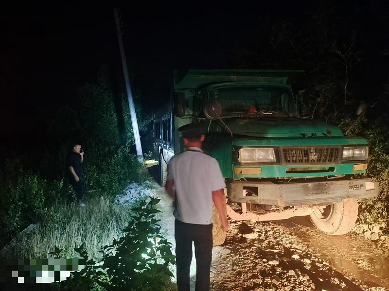 執(zhí)法人員查獲的盜采車輛。受訪者供圖