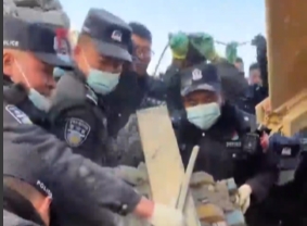 西藏移民管理警察徒手接力挖廢墟救人