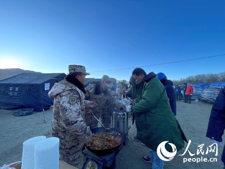 子弟兵為受災(zāi)群眾分發(fā)早餐。人民網(wǎng)記者 郝潔攝