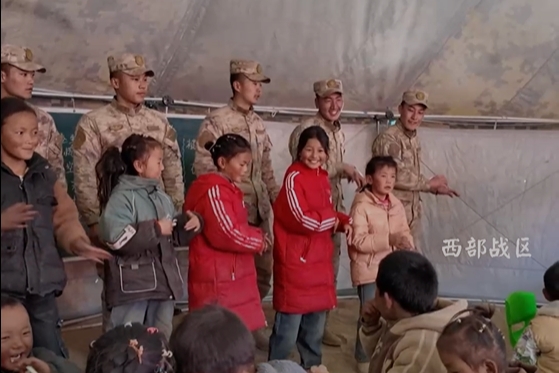西藏軍區(qū)青藏兵站部為晨區(qū)搭建“帳篷學(xué)校”
