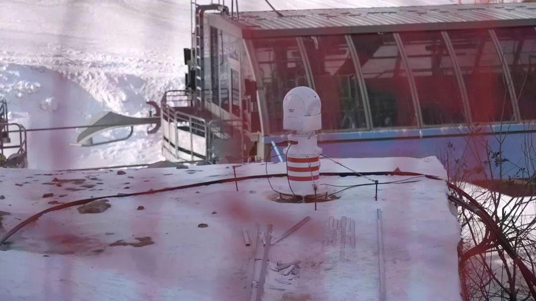 設(shè)在坡面障礙技巧和大跳臺(tái)雪道旁的激光測(cè)風(fēng)雷達(dá)。氣象部門供圖