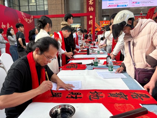 活動現(xiàn)場贈送春聯(lián)和福字。人民網(wǎng) 陳葉欣攝