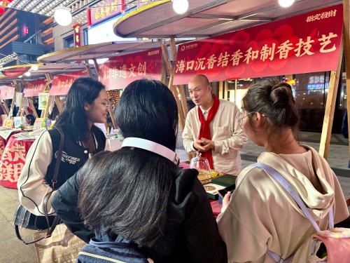 魏希望在非遺集市上介紹沉香。人民網(wǎng) 陳葉欣攝