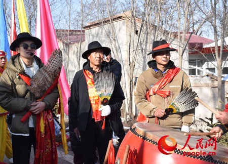 侯家溝社火隊(duì)春官李嘉浩（左）、任治海（中）、董志文（右）。人民網(wǎng) 劉文邦攝