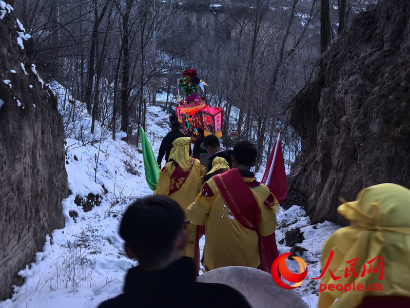 侯家溝社火隊(duì)前往最后幾戶人家。人民網(wǎng) 劉文邦攝