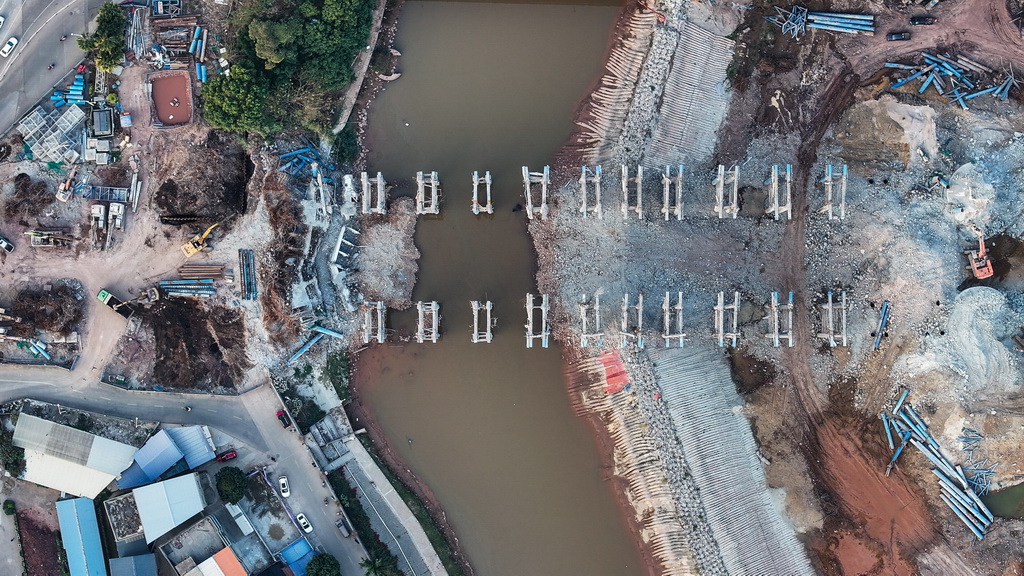 這是欽州市子材大橋的建設(shè)工地（2月4日攝，無人機照片）。