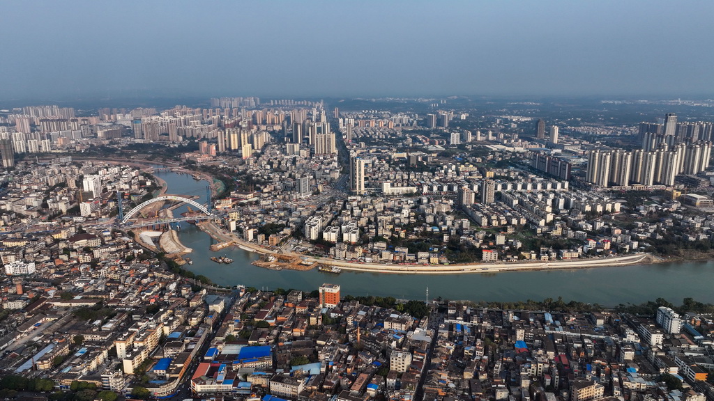 這是建設(shè)中的流經(jīng)欽州市區(qū)的平陸運河（2月4日攝，無人機照片）。