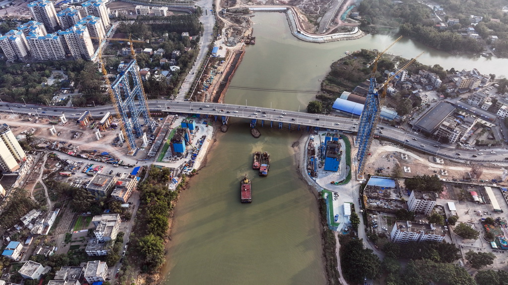 這是欽州三橋的建設(shè)工地（2月4日攝，無人機(jī)照片）。
