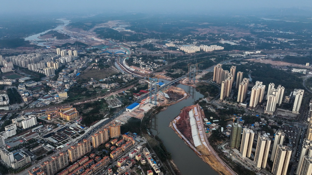 這是正在建設(shè)中的青年樞紐與欽州市區(qū)銜接處的平陸運(yùn)河建設(shè)工地（2月4日攝，無(wú)人機(jī)照片）。