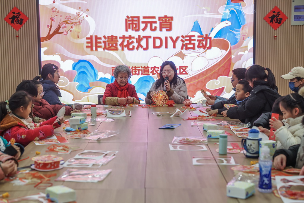 2月6日，嘉興市南湖區(qū)南湖街道農(nóng)翔社區(qū)的志愿者帶領(lǐng)居民一起做元宵花燈。