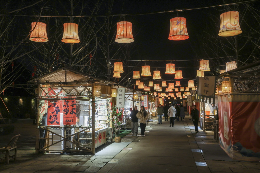 2月6日拍攝的嘉興市子城遺址公園的子城非遺集市。
