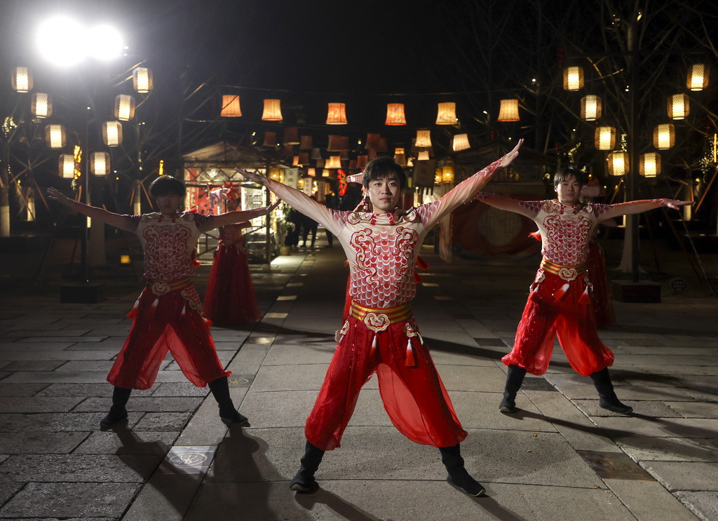 2月6日在嘉興市子城遺址公園拍攝的魚龍舞表演。