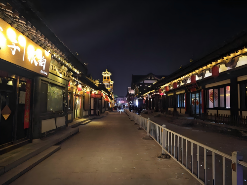 道歉公告發(fā)布后，夜晚10時的古城。人民網(wǎng)記者 黃鈺攝