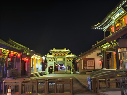 道歉公告發(fā)布后，凌晨5時的古城。人民網(wǎng)記者 黃鈺攝