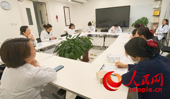 交班會上，海淀醫(yī)院安寧療護(hù)團隊討論患者和家屬需求。人民網(wǎng)記者 金慧慧攝