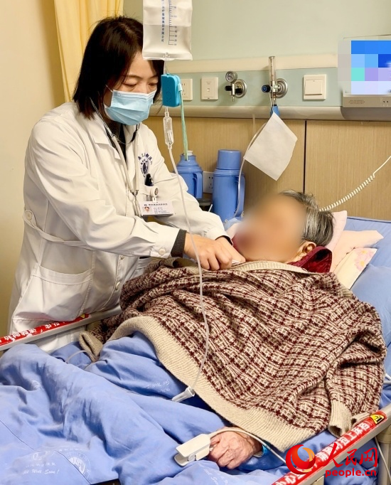廖澤燕為張婆婆聽(tīng)診。人民網(wǎng)記者 金慧慧攝