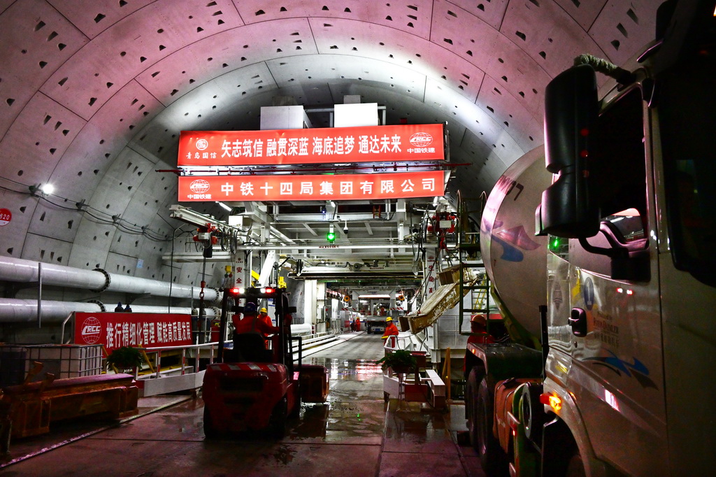 2月19日，建設(shè)者在青島膠州灣第二隧道工程南線主隧道內(nèi)作業(yè)。