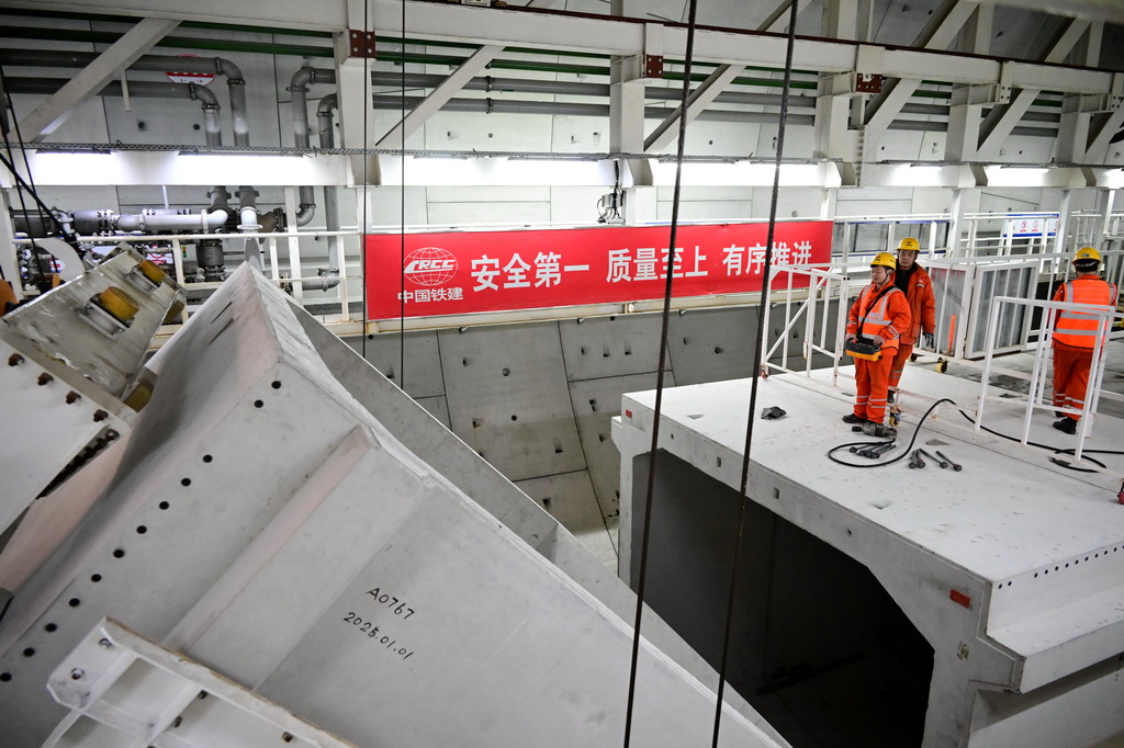2月19日，青島膠州灣第二隧道工程南線主隧道盾構(gòu)段，中鐵十四局建設(shè)者在進(jìn)行箱涵拼裝作業(yè)。