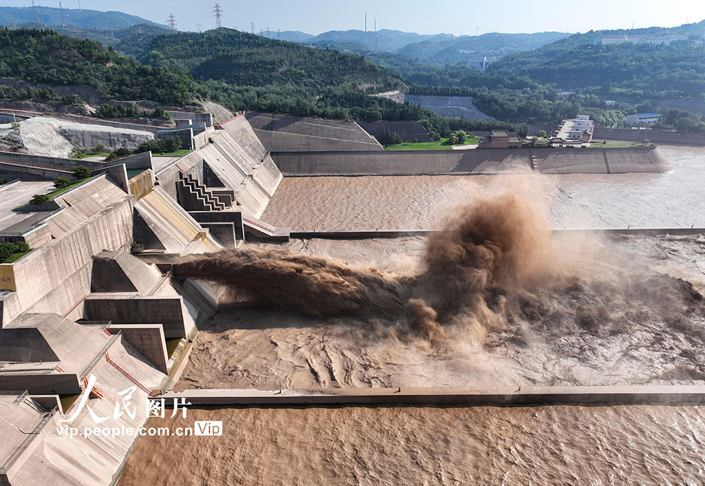 河南濟(jì)源:小浪底泄洪防汛