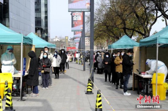 資料圖:市民在進(jìn)行核酸檢測(cè)。 <a target='_blank' data-cke-saved-href='/' href='/'><p align=