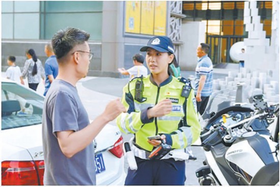 鐵騎女警與交通參與者進行溝通。