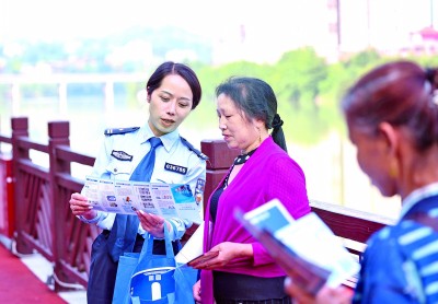 貴州銅仁民警講解防范電信網(wǎng)絡(luò)詐騙知識(shí)。新華社發(fā)