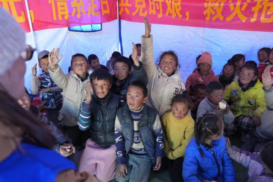 　1月8日，在日喀則市定日縣措果鄉(xiāng)塘仁村地震災(zāi)后安置點，孩子們在回答西藏星光社會工作服務(wù)中心社工關(guān)于地震災(zāi)害及災(zāi)后心理建設(shè)的問題。（新華社記者 晉美多吉 攝）