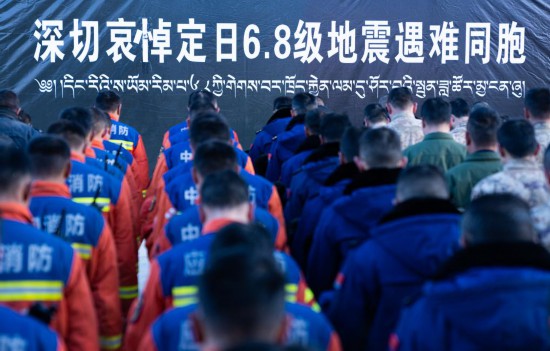 　1月13日上午9時(shí)30分，西藏定日6.8級(jí)地震遇難同胞悼念儀式在受災(zāi)最嚴(yán)重的長(zhǎng)所鄉(xiāng)舉行。新華社記者 丁增尼達(dá) 攝